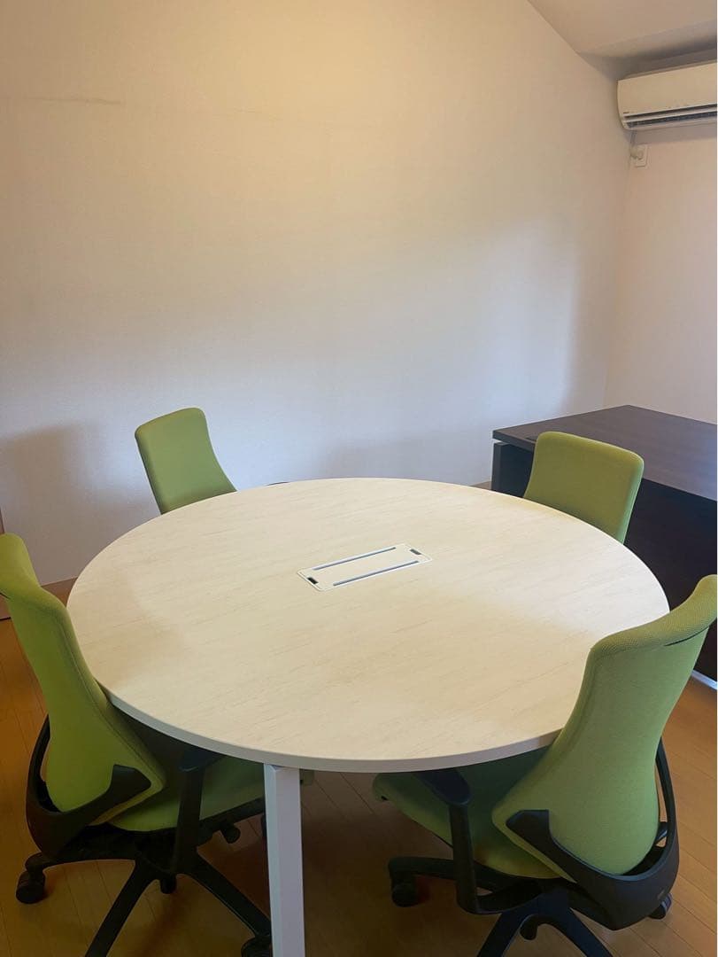 円形ホワイト木製テーブル 配線ボックス付き