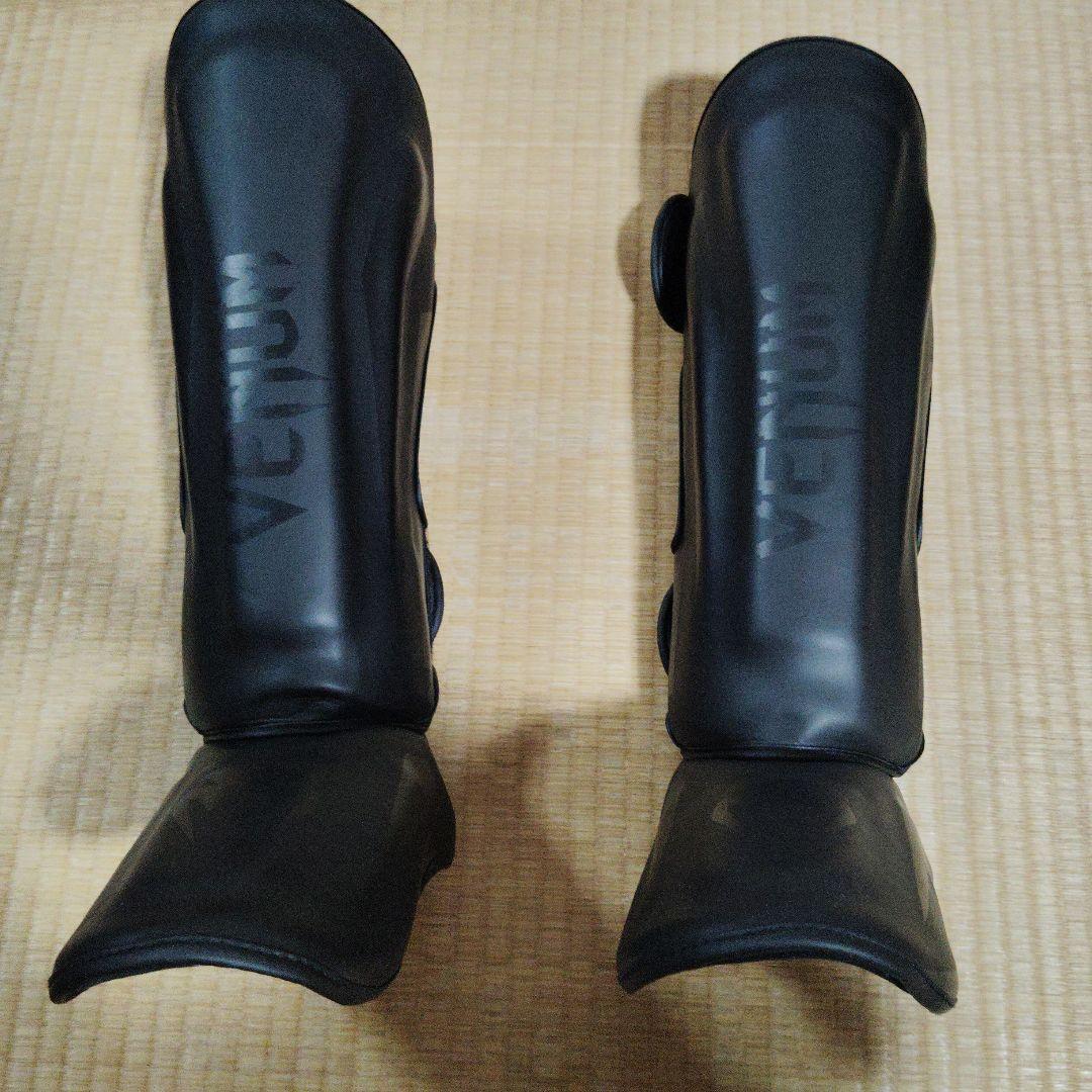 もち太郎　VENUM レガース Lサイズ　黒ブラックキックボクシングMMA VENUM ELITE ボクシンググローブ エリート 左右セット ボクシング