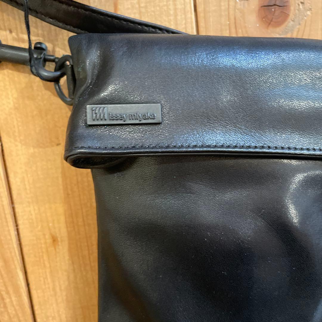 Issey Miyake ブラック ショルダーバッグ