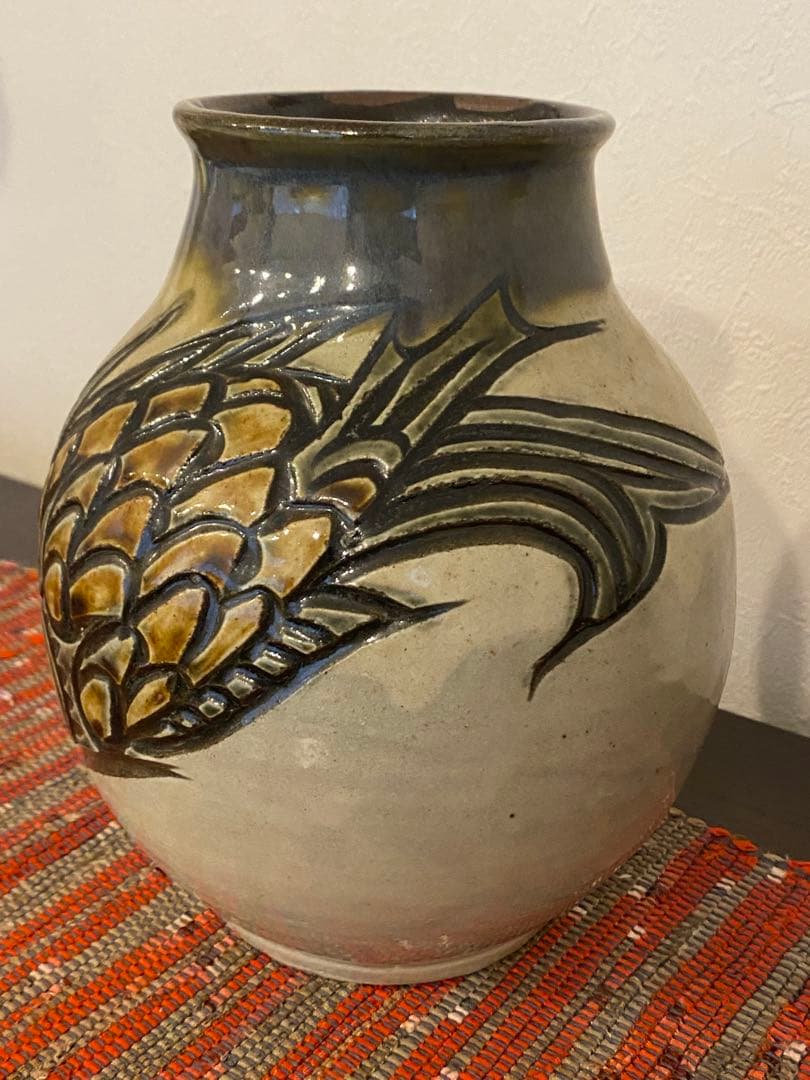 宮城須美子作 線彫魚紋 壺