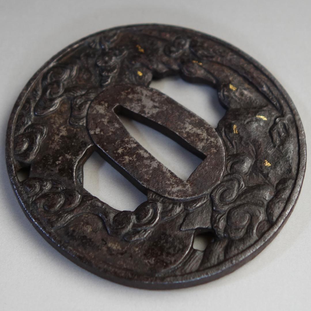 【 銅象嵌 岩窟賢人巻物図鍔 】 鍔 鐔 鉄地 刀装具 日本刀 武具 骨董