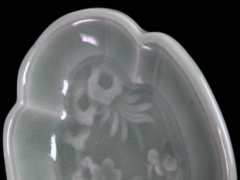 三田青磁　太湖石に梅花の図　変形手塩皿　D021AS-CFn