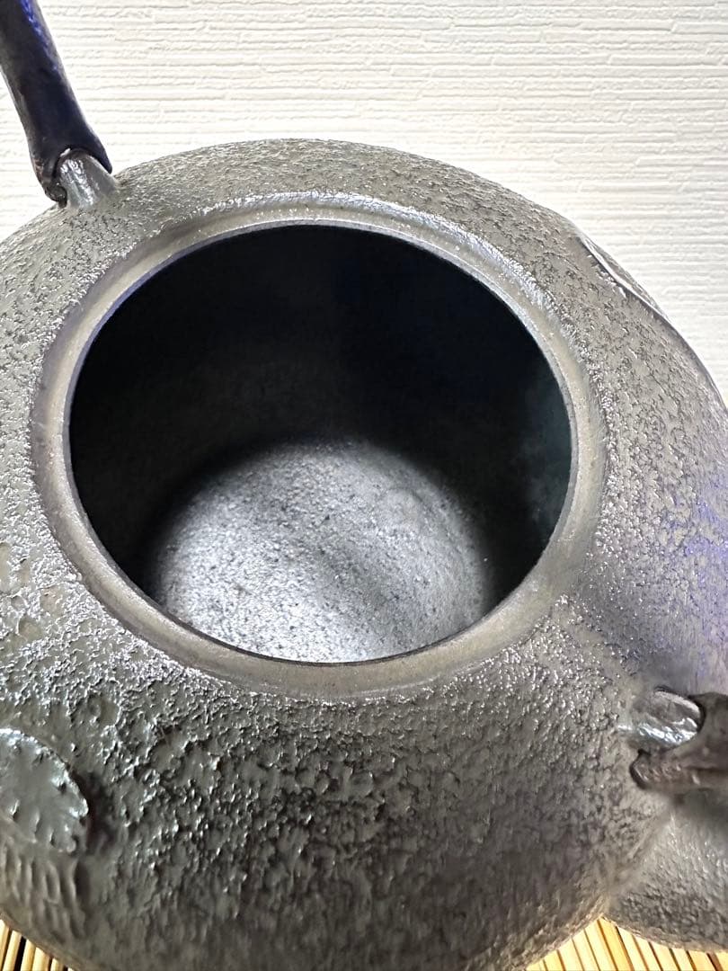 未使用品　付属品付　南部喜州 (及川 喜徳)造　鍛治打袋鉉　１５型　南部鉄瓶