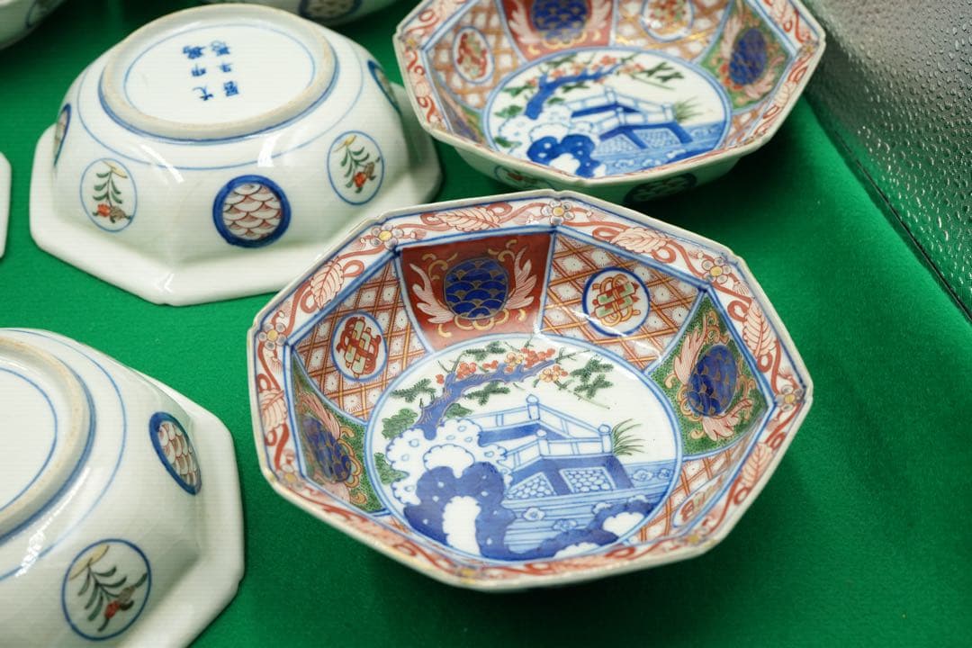 1，大聖寺伊万里１０客　赤絵金彩　八角中皿　大明萬暦年製　磁貫入　丸紋巻物　波図