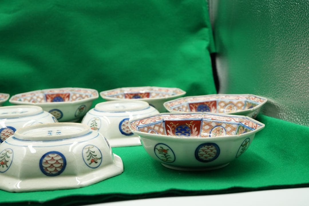 1，大聖寺伊万里１０客　赤絵金彩　八角中皿　大明萬暦年製　磁貫入　丸紋巻物　波図