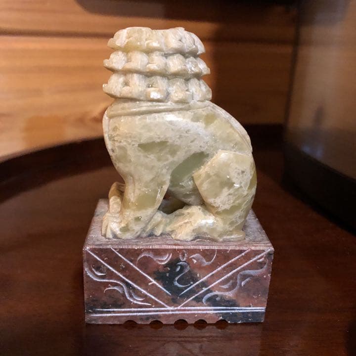 ネフライト彫刻 玉石獅子台座付置物 翡翠｜ネフライト彫刻 玉石獅子