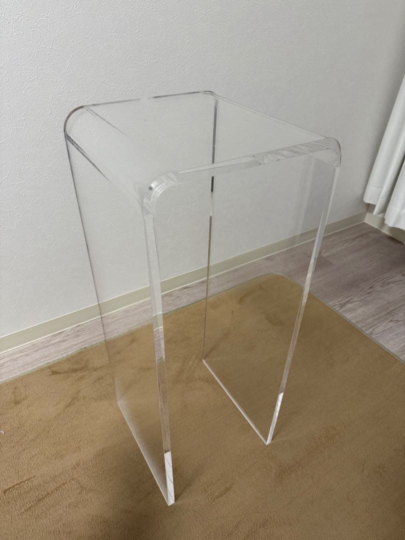 アクリル製の正方形テーブル