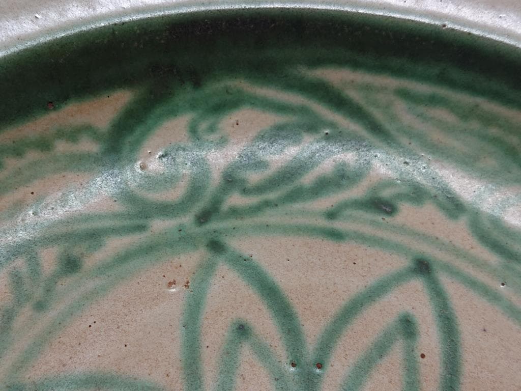 コレクター収集 ミャンマー 白濁緑釉 絵草花文 輪花大皿 15～16世紀