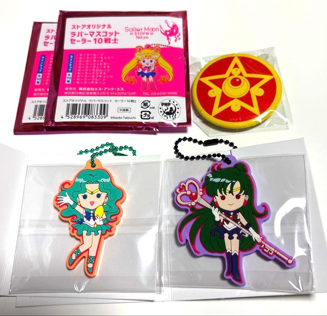 セーラームーンストア ラバーマスコットセット➕缶バッチ - メルカリ