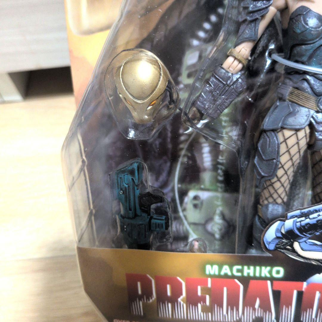 NECA Machiko Predator フィギュア