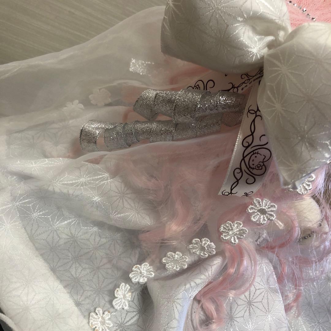 ウェディングドレスを着たハローキティ