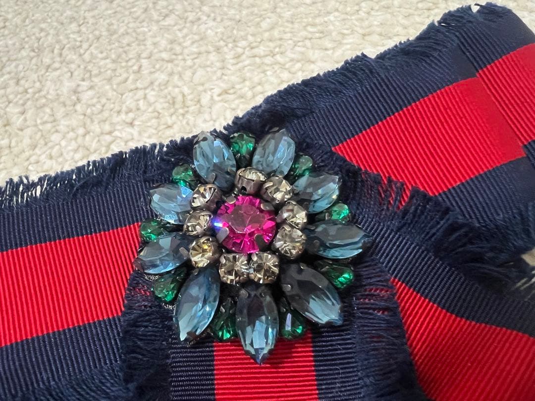 GUCCI/クリスタルビジューリボンブローチ