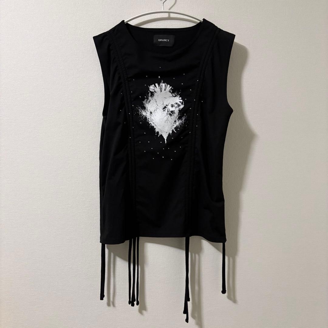 GRANCY】シャーリングデザインラインストーングラフィックノースリーブ