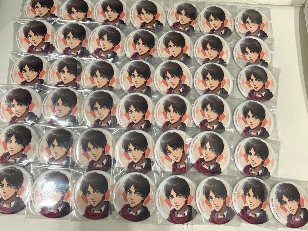 進撃の巨人マフラートレーディング缶バッジ TVアニメ『進撃の巨人』 - 描き下ろしイラスト マフラー着用ver