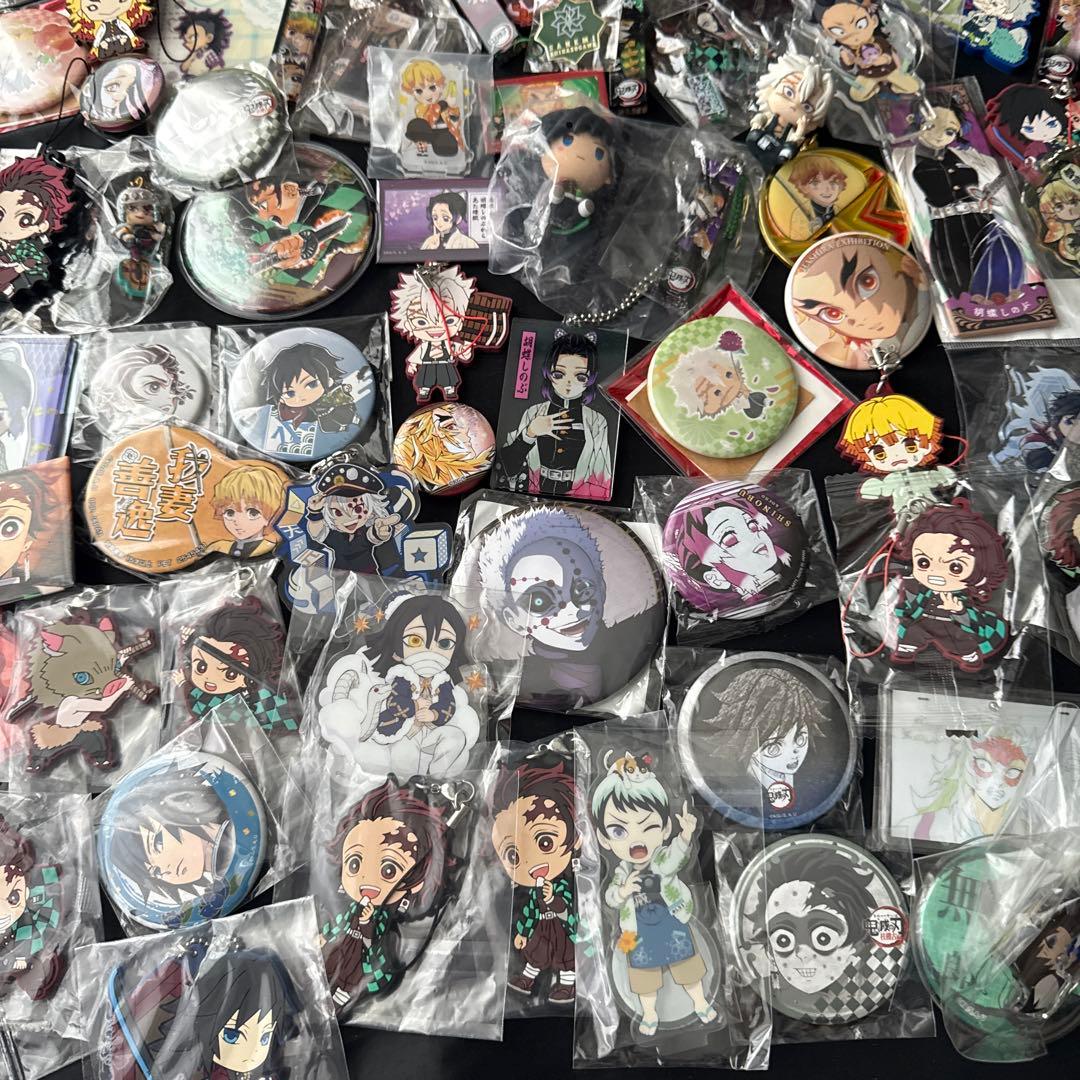 鬼滅の刃　缶バッジ　ラバスト　アクリルスタンド等　約150点大量まとめ売り