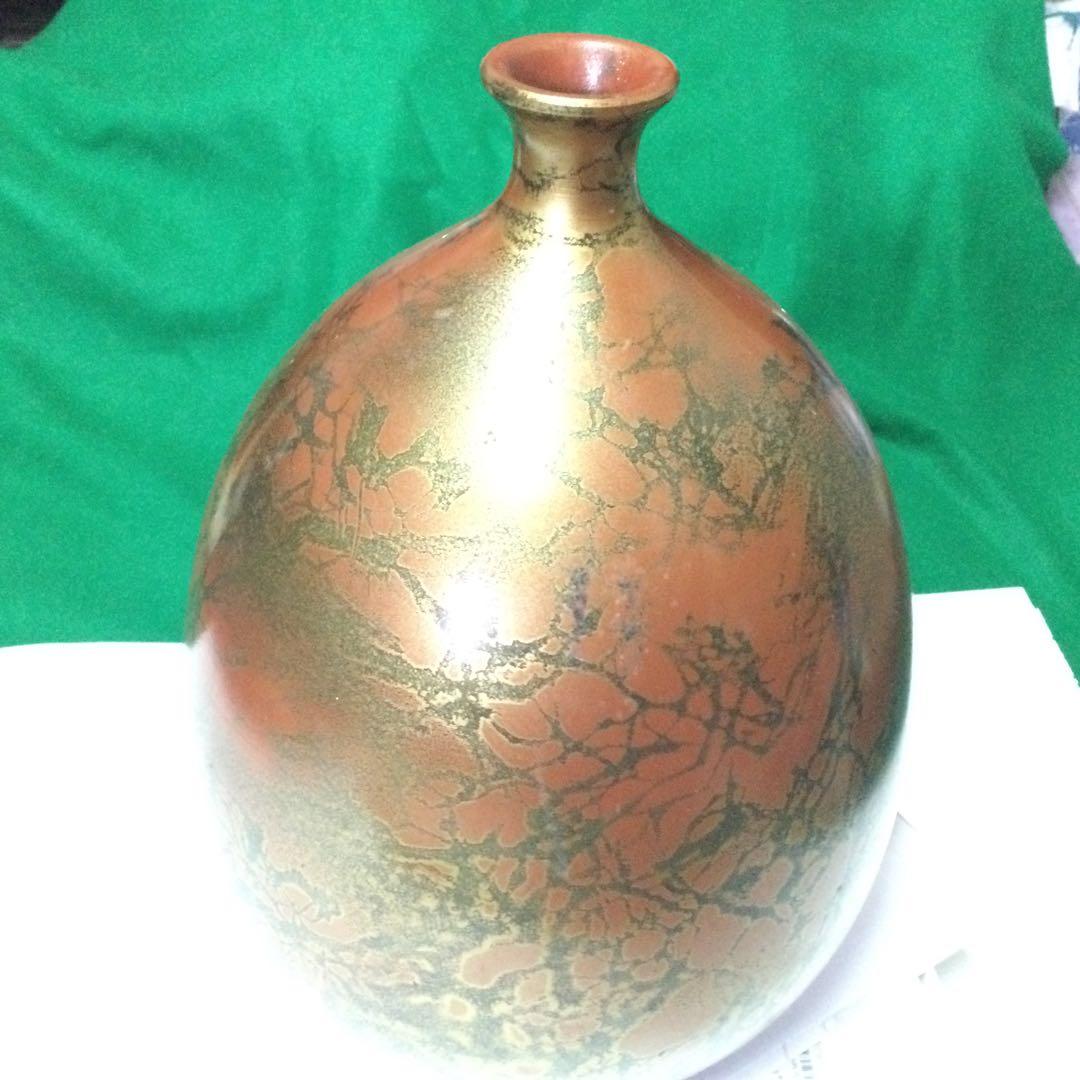 鉱物か?陶器か分かりません。