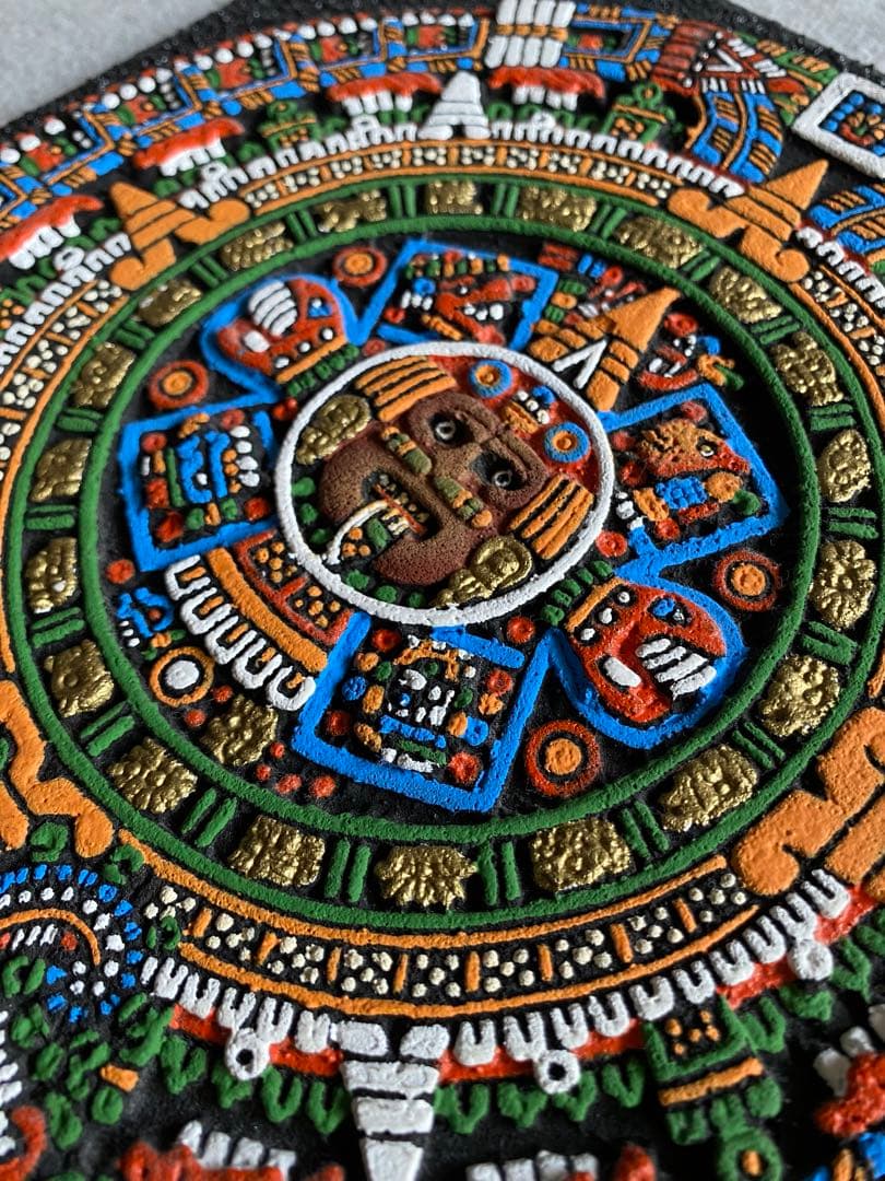 メキシコ製】マヤ文明（太陽の石・生贄の石）の壁掛け - メルカリ