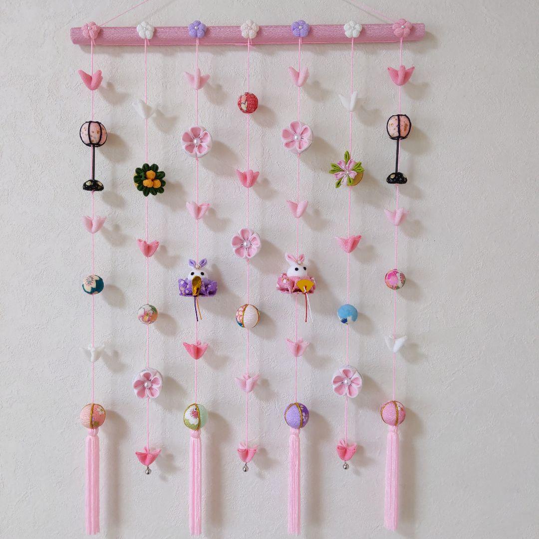 ちりめん細工　お花とまりとうさぎ雛の壁掛け下げ飾り