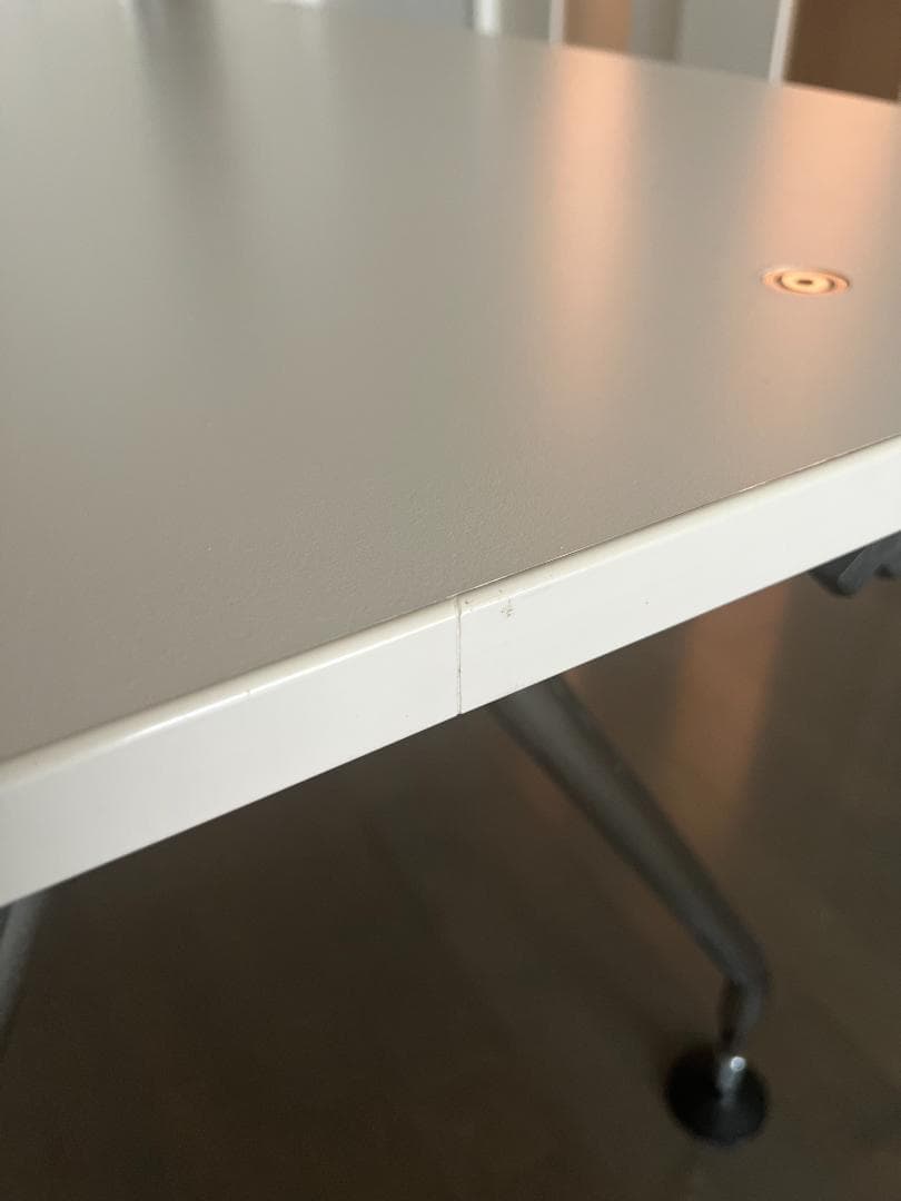 アントニオ・チッテリオによるヴィトラ「アドホック」テーブル