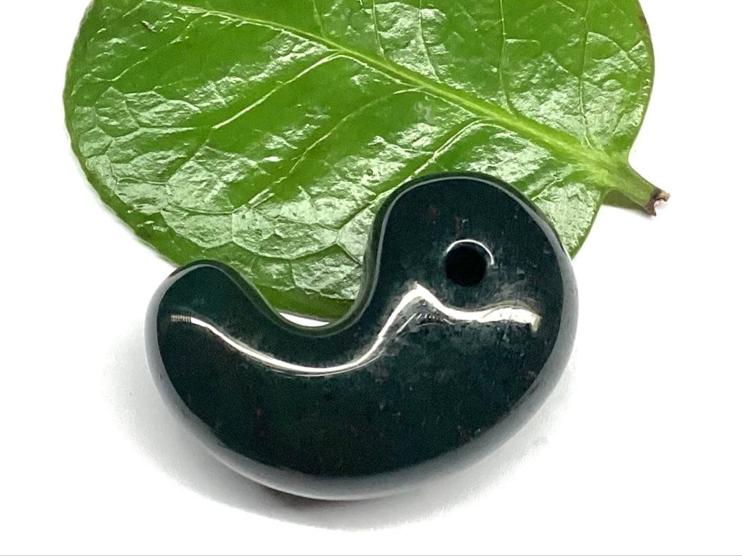 ✳摩訶不思議な力 特大出雲石勾玉【碧玉】赤い鉄分浮かぶ濃厚な結晶