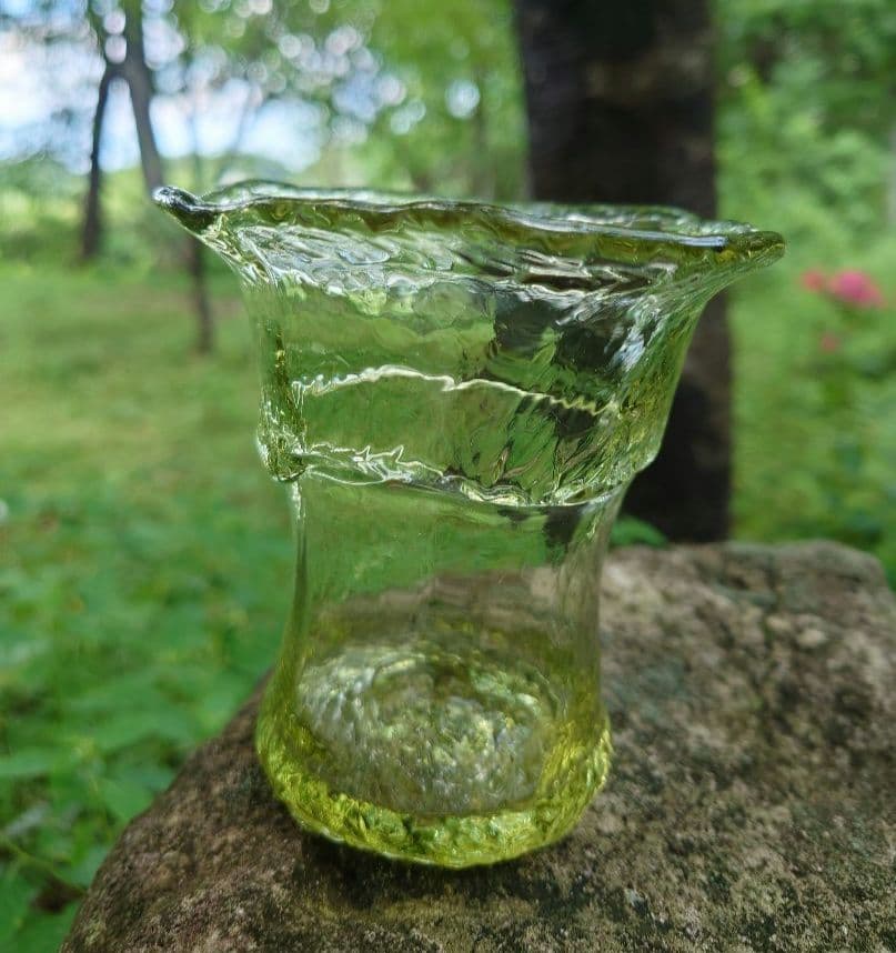 野田収 個展作品 手びねりのグラス(A）新島硝子 コーガ石 自然の緑色