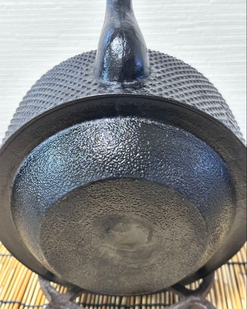 未使用品　成龍堂鋳造所 伝統工芸士 及川　齋（齋峰)造　１８型アラレ　南部鉄瓶