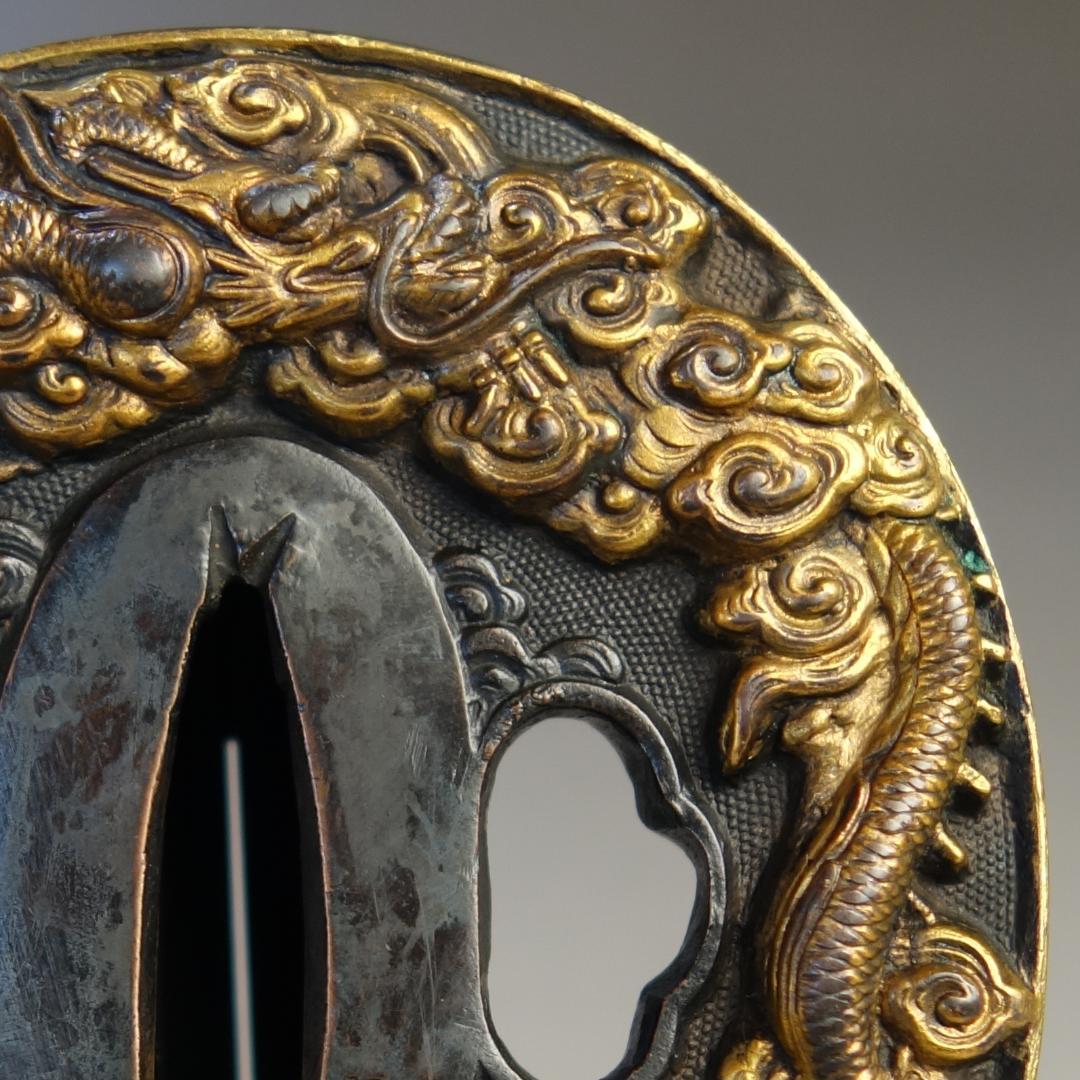 【 赤銅魚子地 高肉彫 鍍金 雲龍図鍔 】(鍔箱・布団付) 鍔 鐔 刀装具 武具