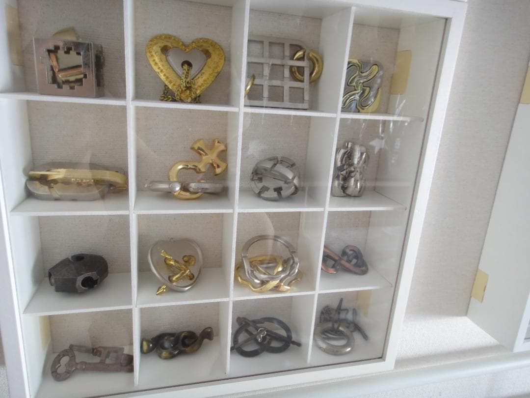 ハナヤマ キャストパズル・はずる 85点 ＋ 他10点 壁固定ショーケース付き