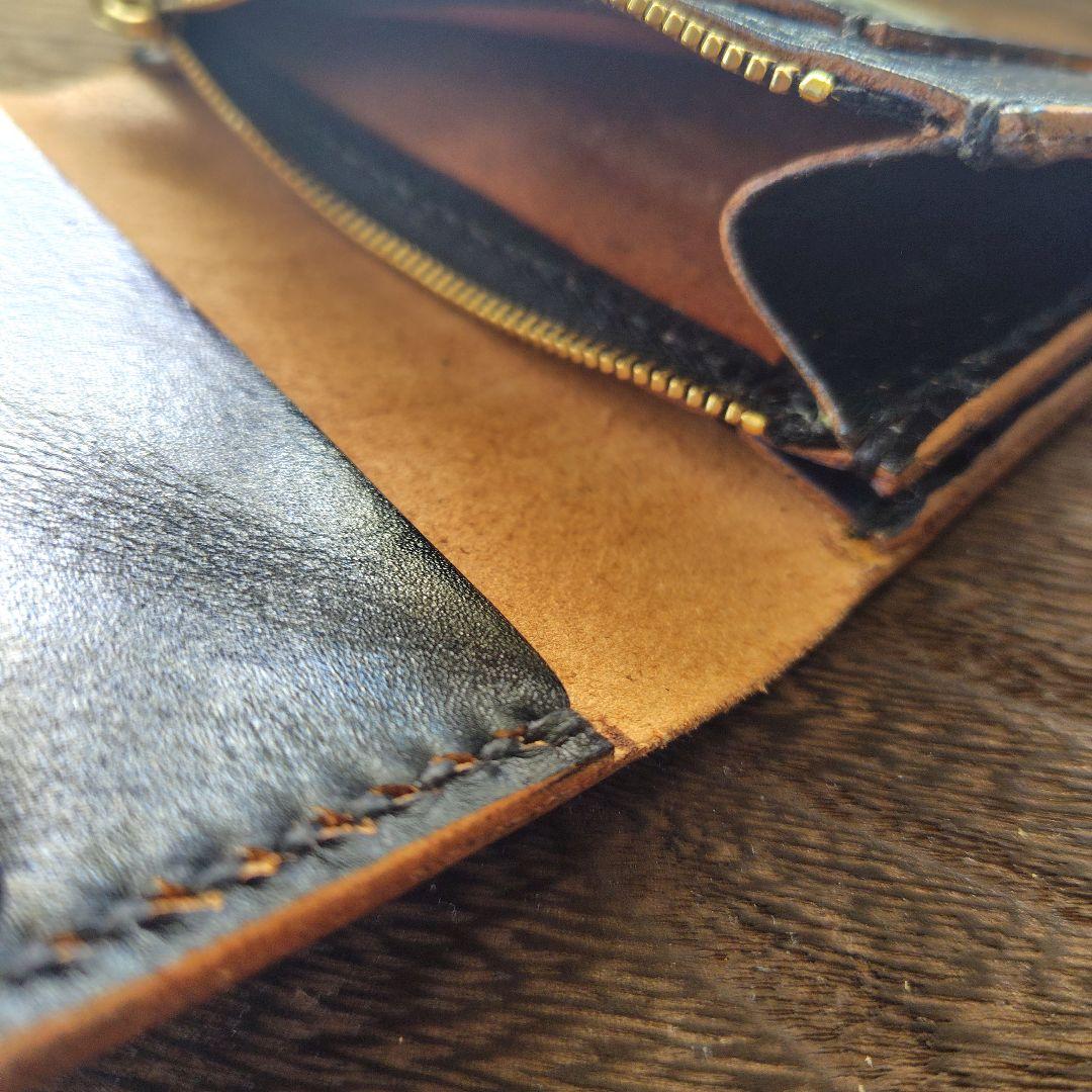 ミドルサイズ トラッカーウォレット 黒×ネイビー バラのカービング 86