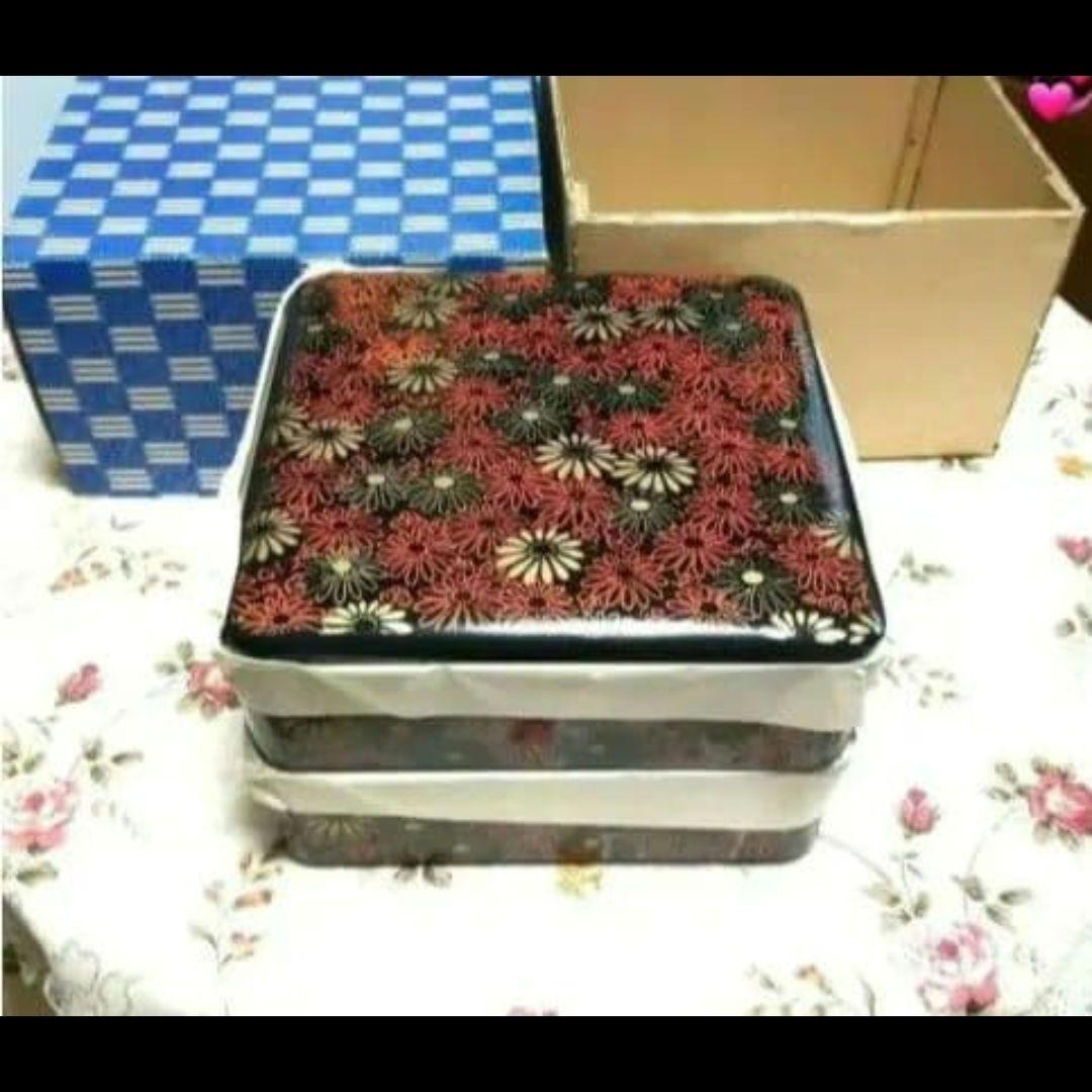 伝統的な漆器 重箱 3段 赤と黒の花模様漆塗りの
