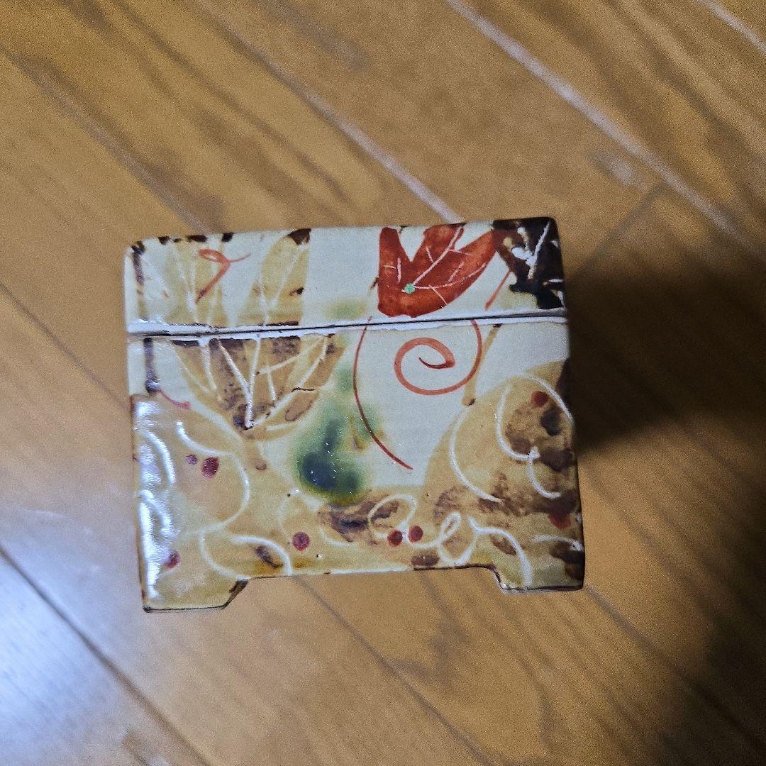 紅葉模様の陶器の箱 一部かけあり 紅葉模様の陶器の箱 一部かけあり