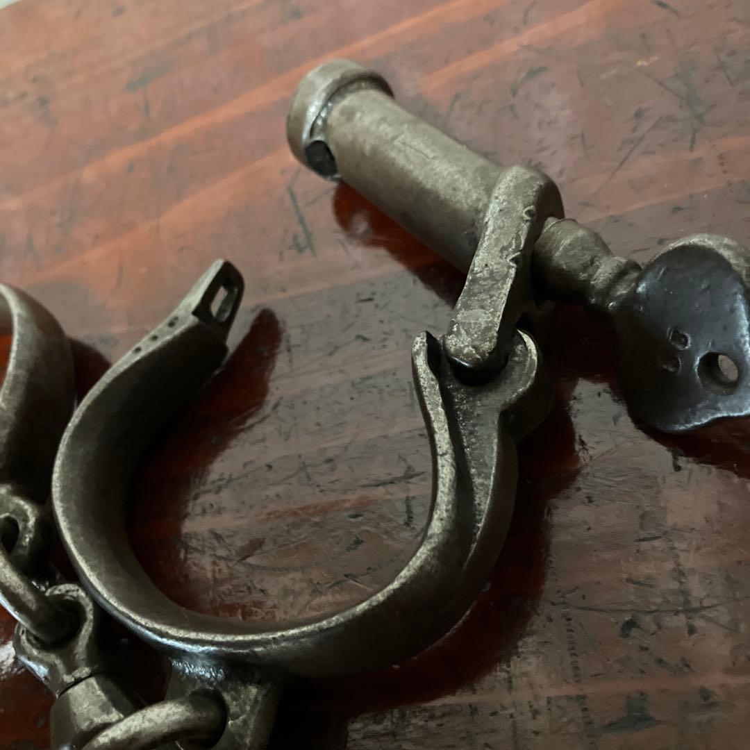 ビンテージ鉄製ハンドカフ 鍵付き
