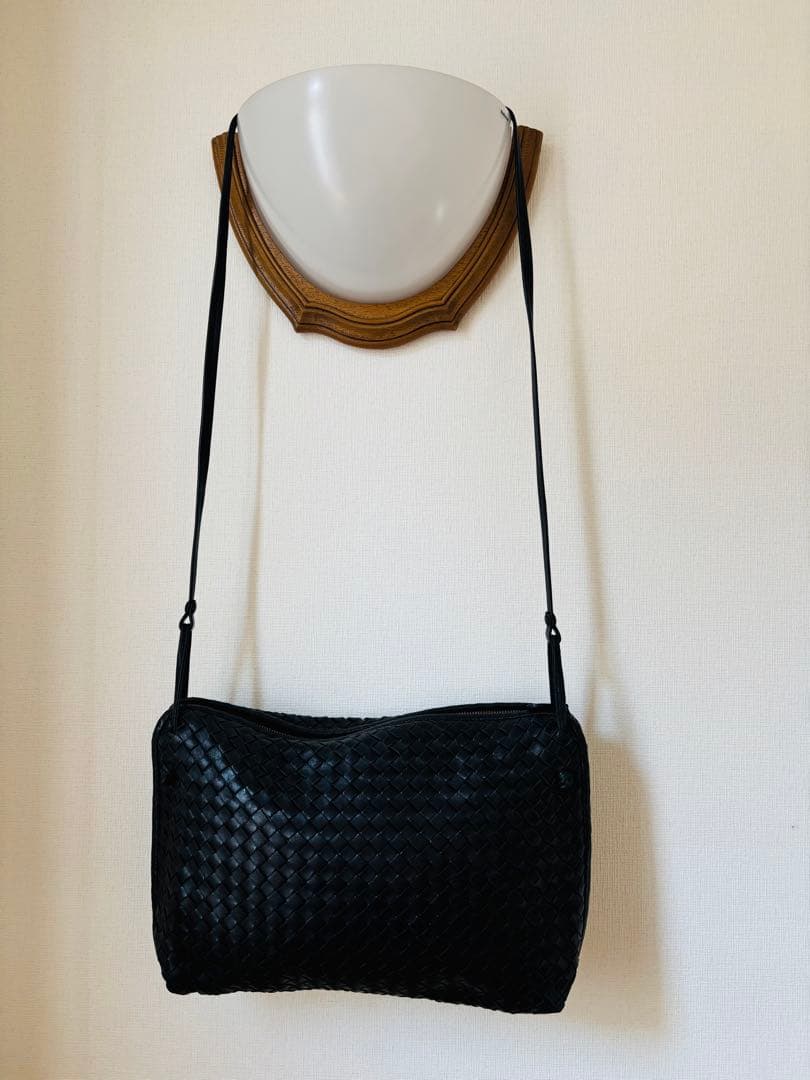 【かなり美品】ボッテガヴェネタ　イントレチャート黒ショルダーバッグ