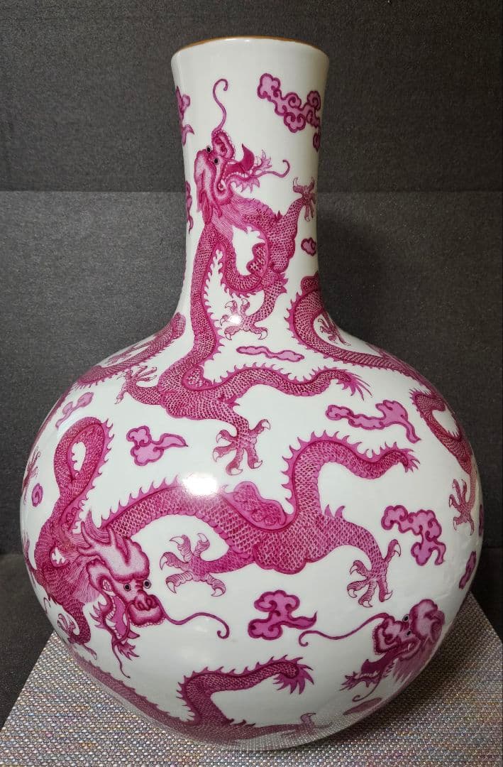 中国美術　中国陶磁器　大清乾隆年製銘　紅釉　粉彩　八龍図　五爪の龍図　大天球瓶