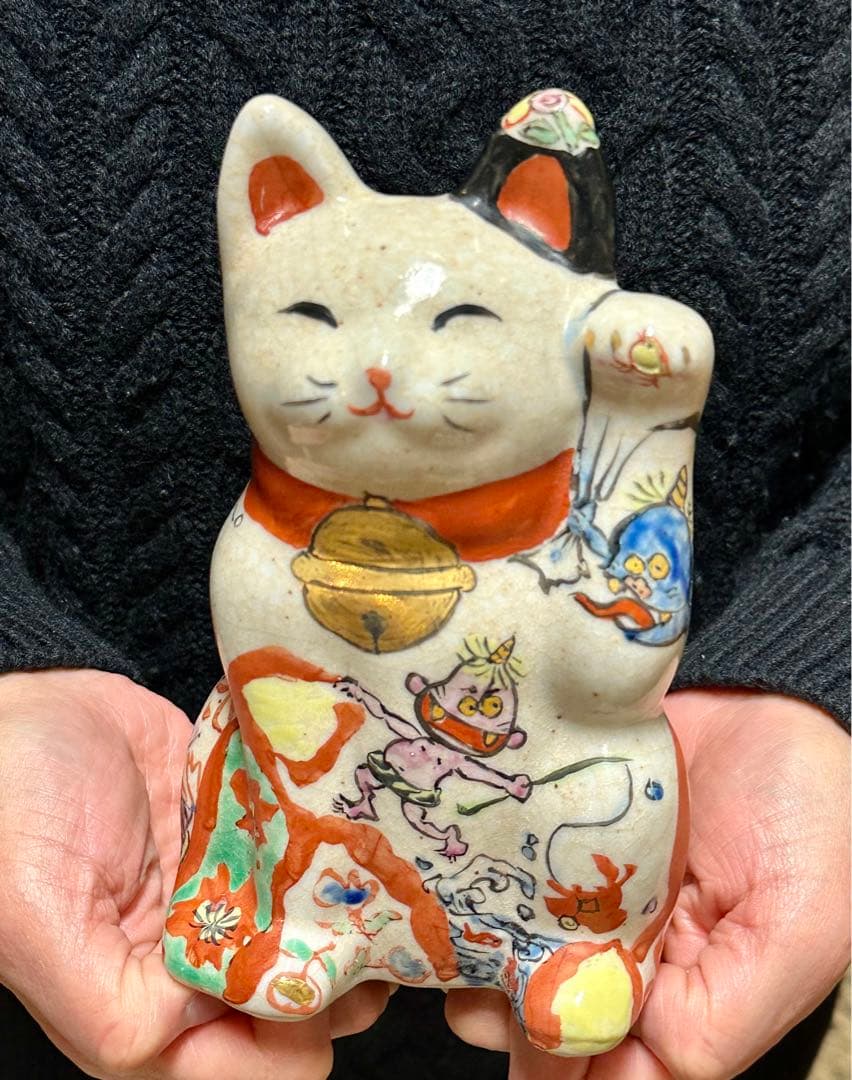 招き猫　左手　小鬼山笑う　女流陶芸作家　和田一人　陶器　高さ約17.6cm