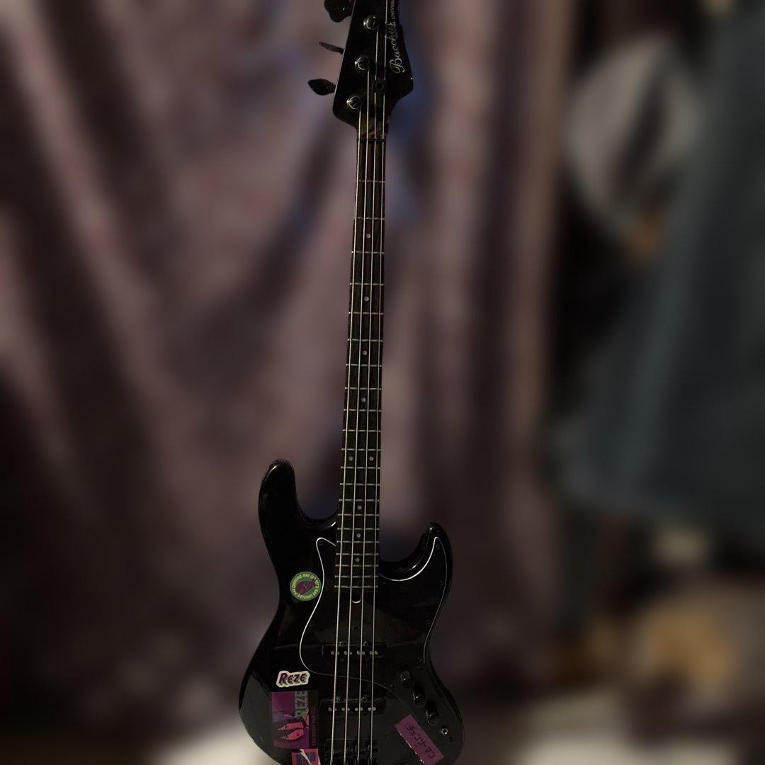 エレキベース 黒 ステッカー付き - メルカリ