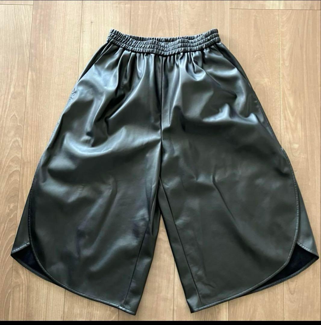 hailee レザー風パンツ キュロット