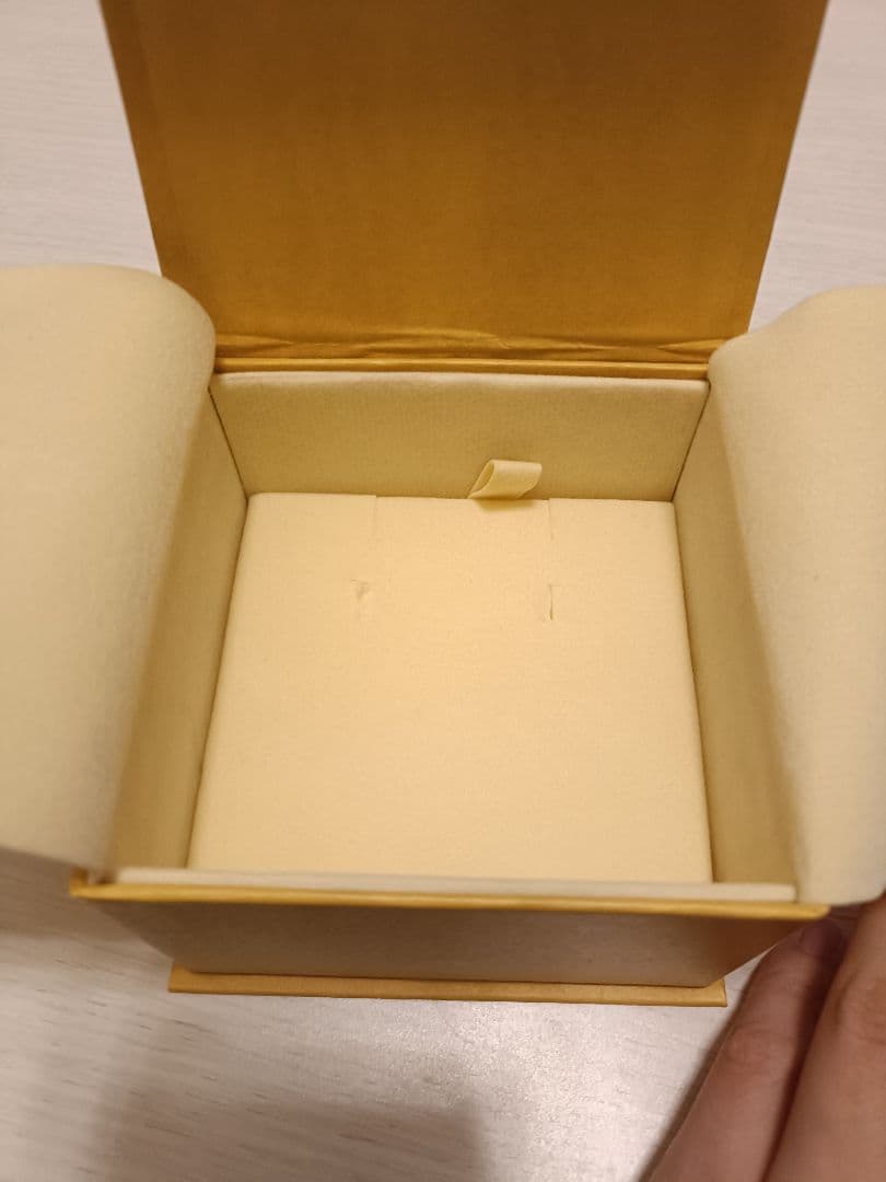 FENDI ギフトボックス イエロー - メルカリ