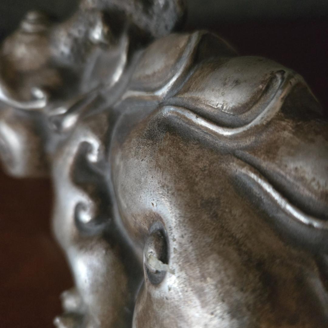 旧蔵銀製古董貔貅置物。包漿豊かにして自然な経年を示し、鎮宅辟邪の意を持つ佳品。