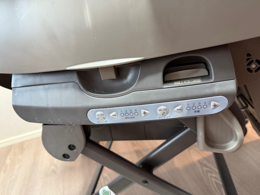 電動　クリーム色 チャイルドシート 調整可能