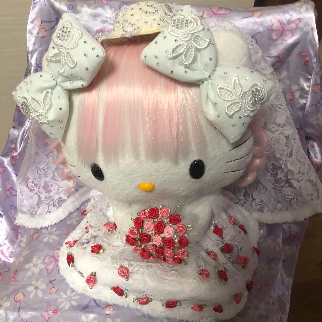 Hello kitty 優雅な古いウェディングドレスを着て