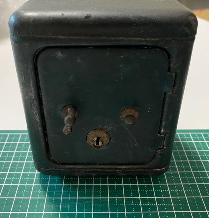 入手困難品！戦前のブリキの金庫の貯金箱