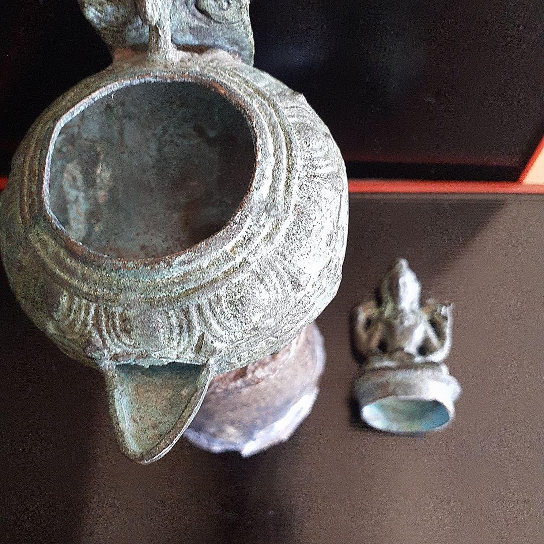 古銅ヴィシュヌ像寺院の石油ランプ土台付き