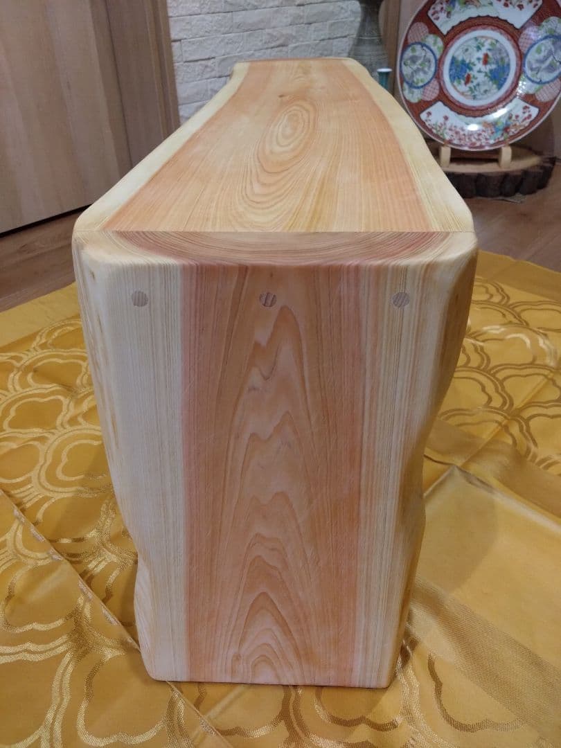 檜のベンチ（70）樹齢約70年、檜の原木の模様、年輪が綺麗