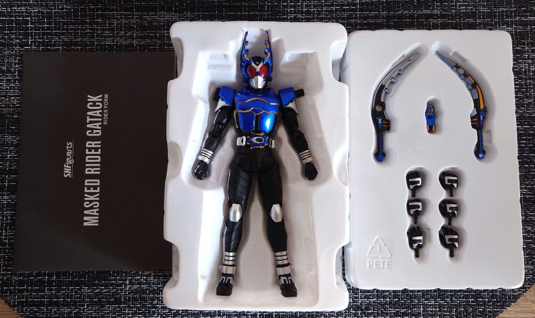 S.H.Figuarts (真骨彫製法)仮面ライダーカブト 仮面ライダーガタック