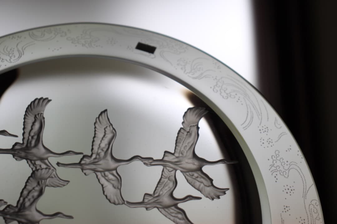 未使用・箱入 HOYAクリスタル 飛鶴金縁波紋様大皿 飾皿 - メルカリ