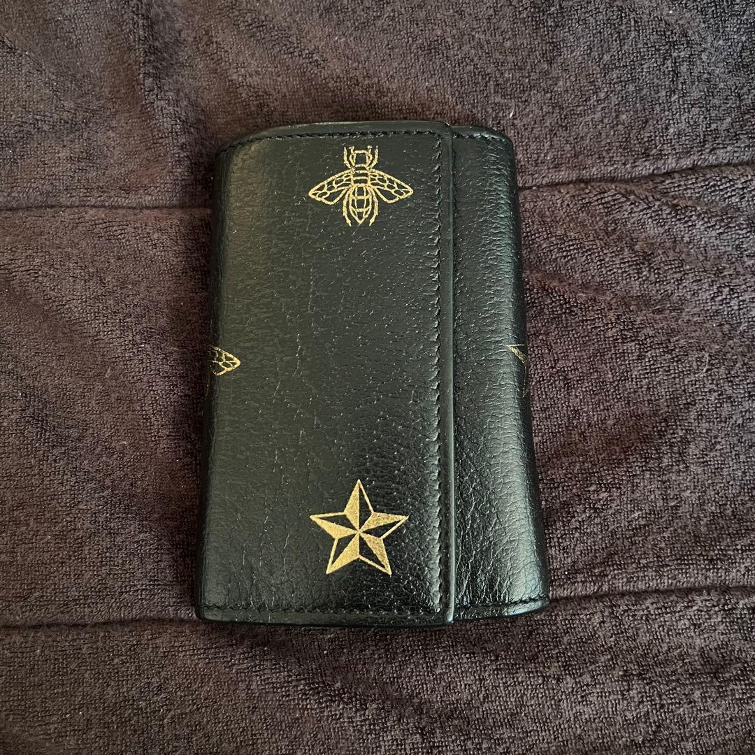 GUCCI ブラックレザー 二つ折り財布 蜂モチーフ キーケース - メルカリ