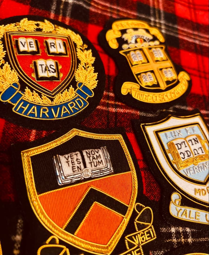 アイビーリーグ校章エール大学、アメリカ東部8大学の金モール