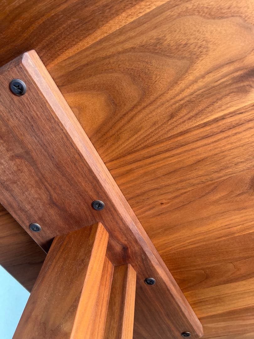 ACTUS ウォールナット無垢材のダイニングテーブル