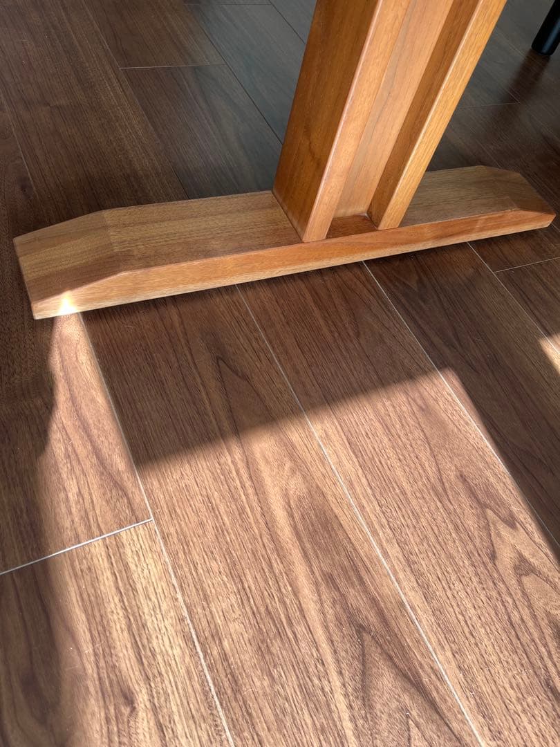 ACTUS ウォールナット無垢材のダイニングテーブル